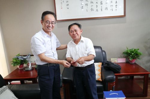 武漢體育中心開展退休老黨員“不忘初心、牢記使命”專題調研和慰問工作(圖1)