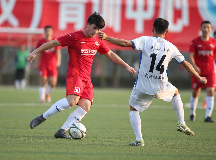 全市職工足球聯(lián)賽第二階段比賽 ▏車(chē)都綠茵5：0大勝動(dòng)車(chē)組武漢客運(yùn)段(圖2)