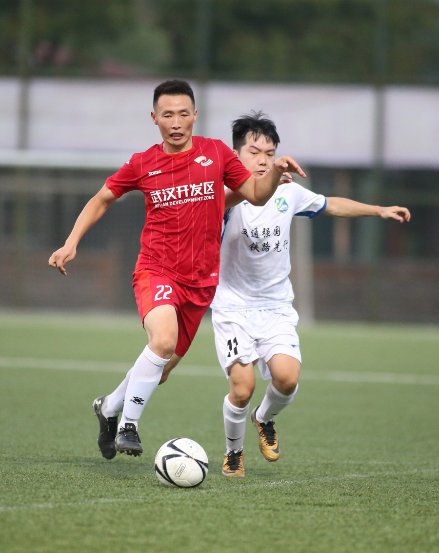 全市職工足球聯(lián)賽第二階段比賽 ▏車(chē)都綠茵5：0大勝動(dòng)車(chē)組武漢客運(yùn)段(圖4)